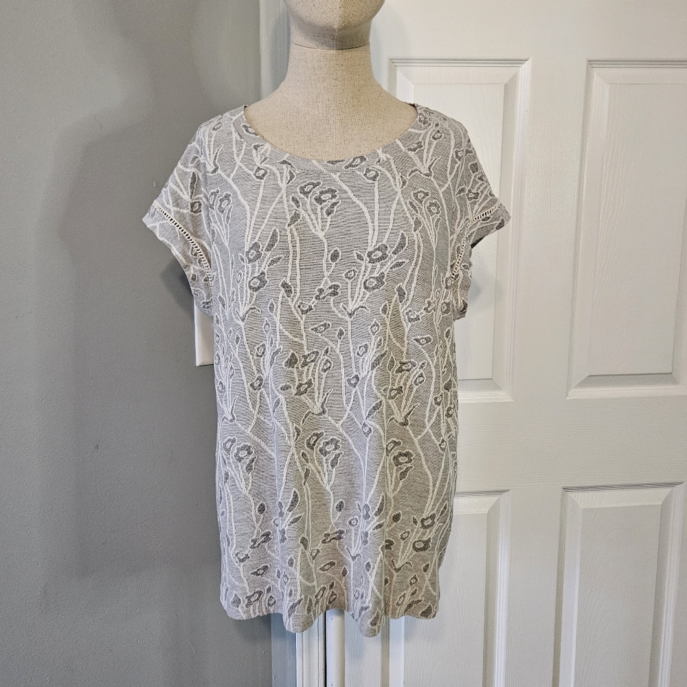 Rose & Olive Light Gray Floral Short Sleeve Top